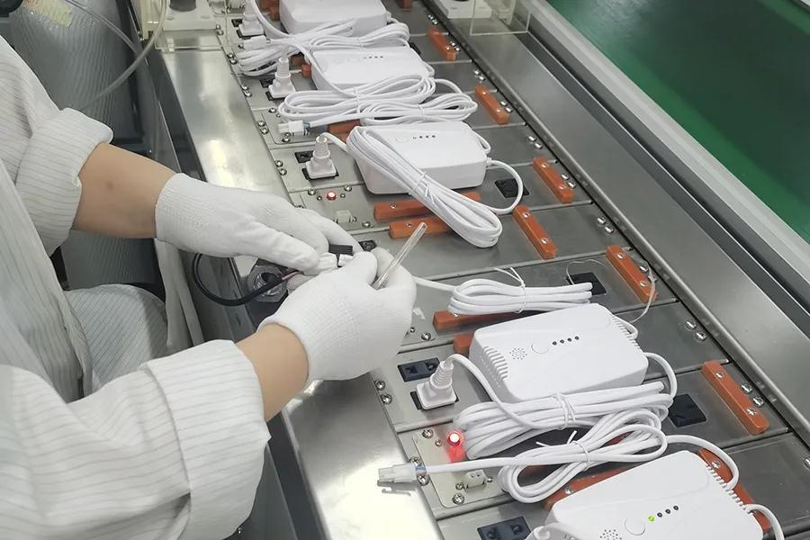開足馬力穩(wěn)產保供 馳誠電氣車間生產忙